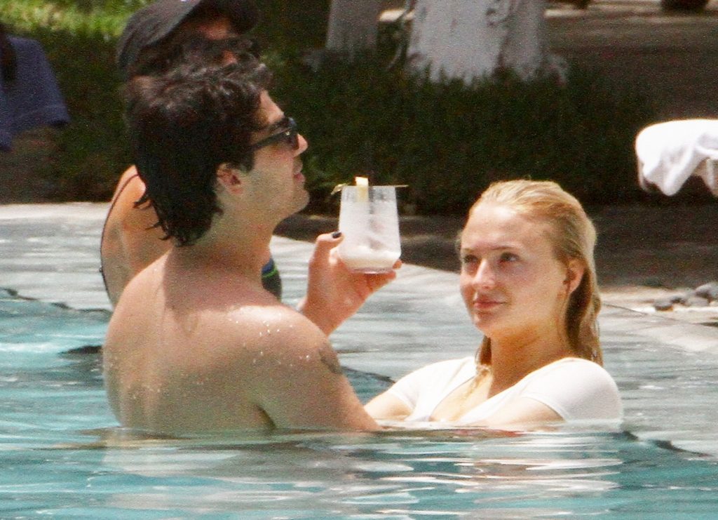 Sophie Turner Happily Making Out with Her BF in the Swimming Pool gallery, pic 24