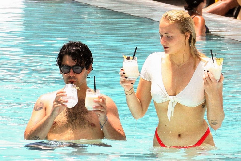 Sophie Turner Happily Making Out with Her BF in the Swimming Pool gallery, pic 26