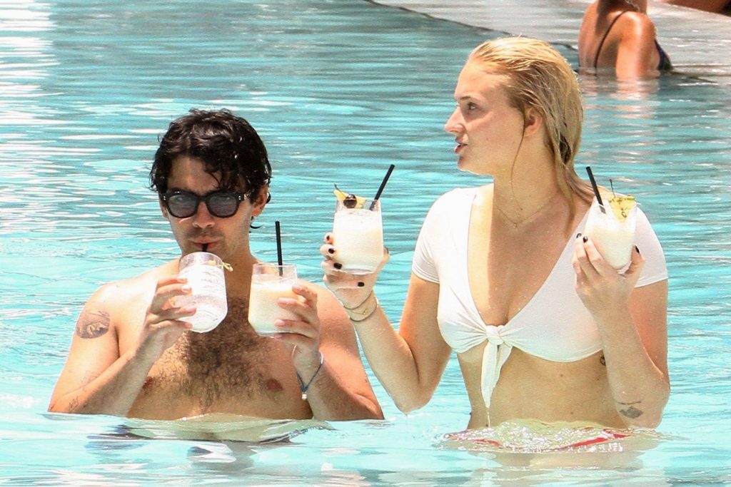 Sophie Turner Happily Making Out with Her BF in the Swimming Pool gallery, pic 28