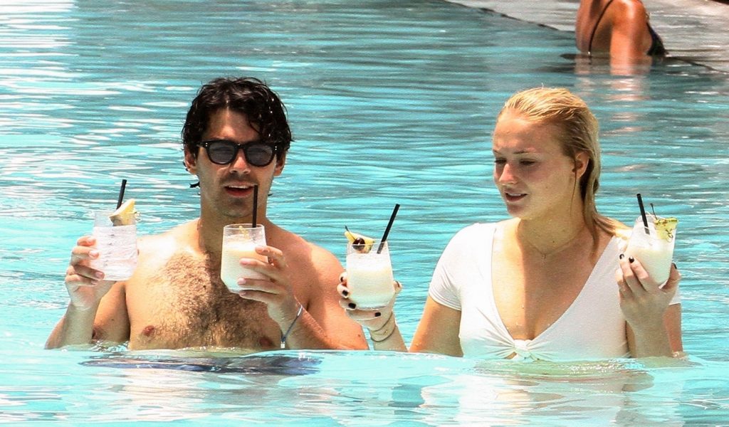 Sophie Turner Happily Making Out with Her BF in the Swimming Pool gallery, pic 30