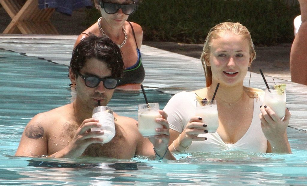 Sophie Turner Happily Making Out with Her BF in the Swimming Pool gallery, pic 34