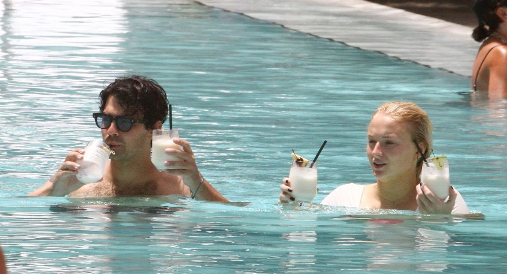 Sophie Turner Happily Making Out with Her BF in the Swimming Pool gallery, pic 36