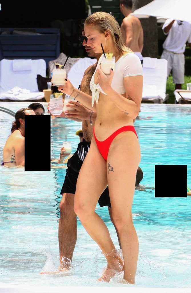 Sophie Turner Happily Making Out with Her BF in the Swimming Pool gallery, pic 38