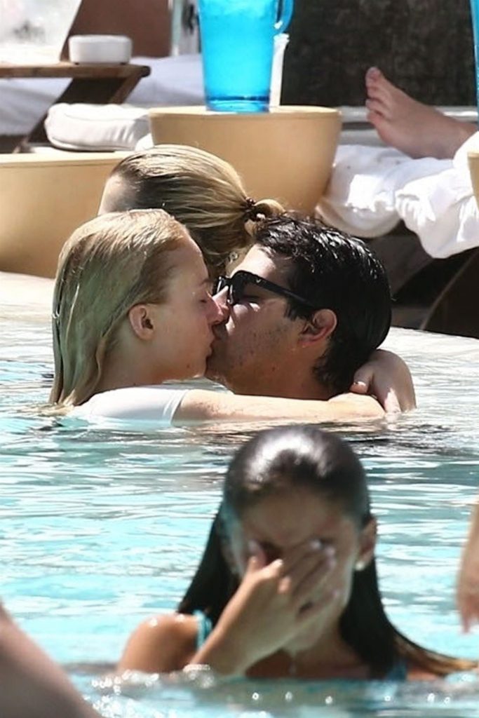 Sophie Turner Happily Making Out with Her BF in the Swimming Pool gallery, pic 40