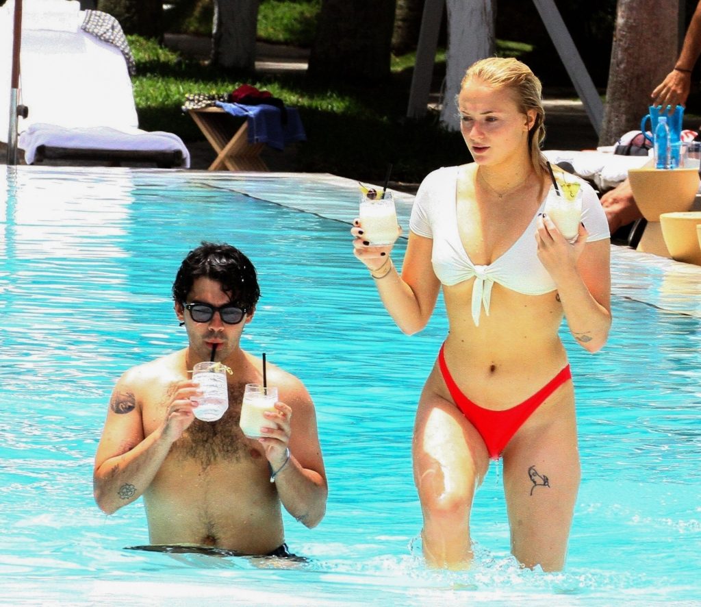 Sophie Turner Happily Making Out with Her BF in the Swimming Pool gallery, pic 42