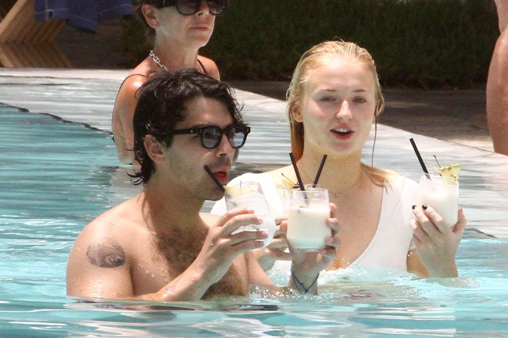 Sophie Turner Happily Making Out with Her BF in the Swimming Pool gallery, pic 44