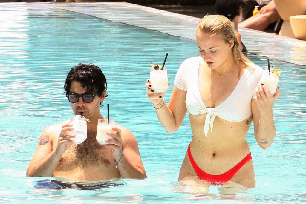 Sophie Turner Happily Making Out with Her BF in the Swimming Pool gallery, pic 50