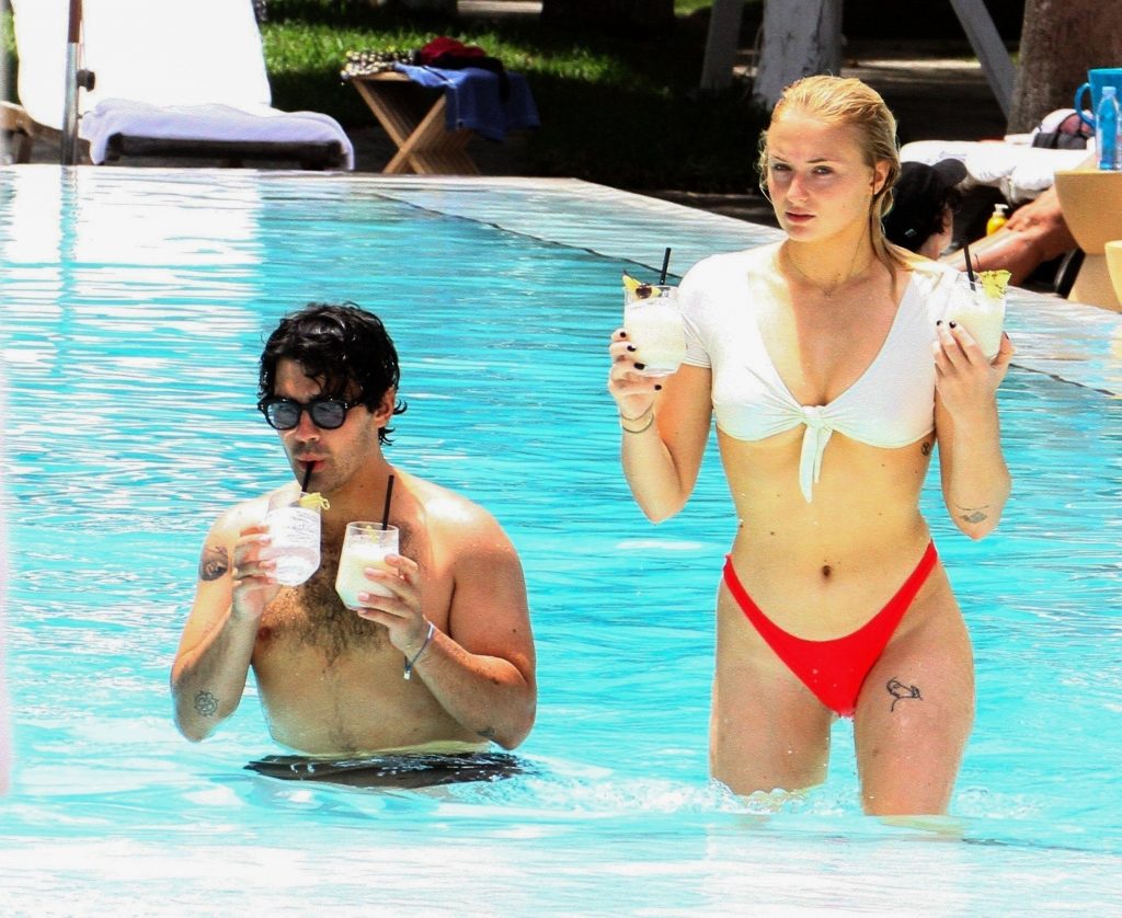 Sophie Turner Happily Making Out with Her BF in the Swimming Pool gallery, pic 52