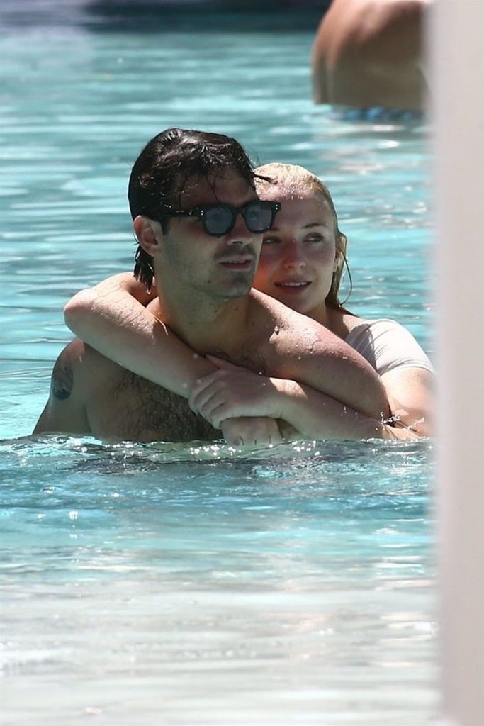 Sophie Turner Happily Making Out with Her BF in the Swimming Pool gallery, pic 6