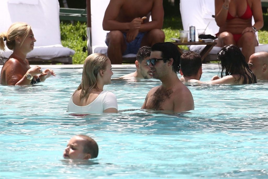 Sophie Turner Happily Making Out with Her BF in the Swimming Pool gallery, pic 60