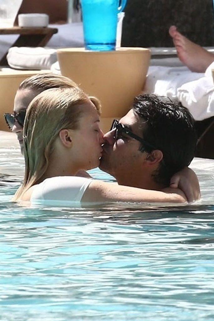 Sophie Turner Happily Making Out with Her BF in the Swimming Pool gallery, pic 62