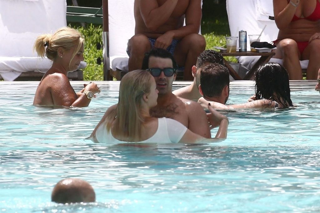 Sophie Turner Happily Making Out with Her BF in the Swimming Pool gallery, pic 64