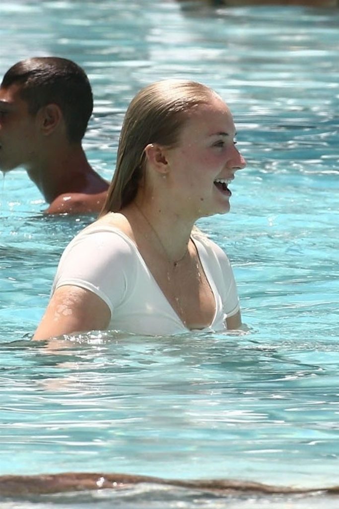 Sophie Turner Happily Making Out with Her BF in the Swimming Pool gallery, pic 66