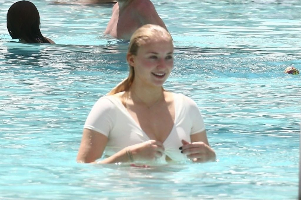 Sophie Turner Happily Making Out with Her BF in the Swimming Pool gallery, pic 68