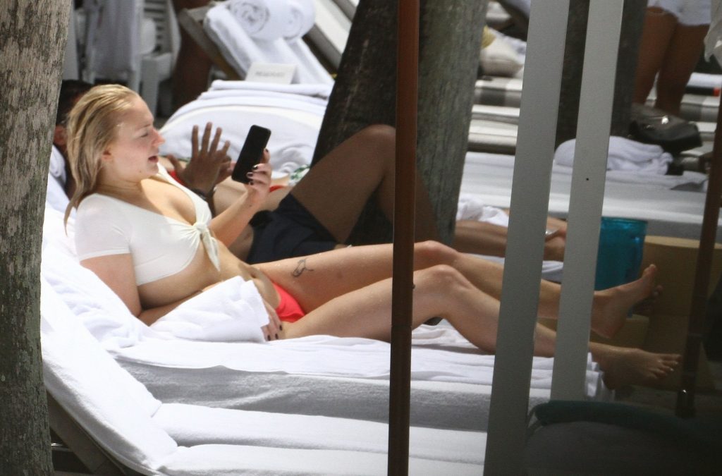 Sophie Turner Happily Making Out with Her BF in the Swimming Pool gallery, pic 8