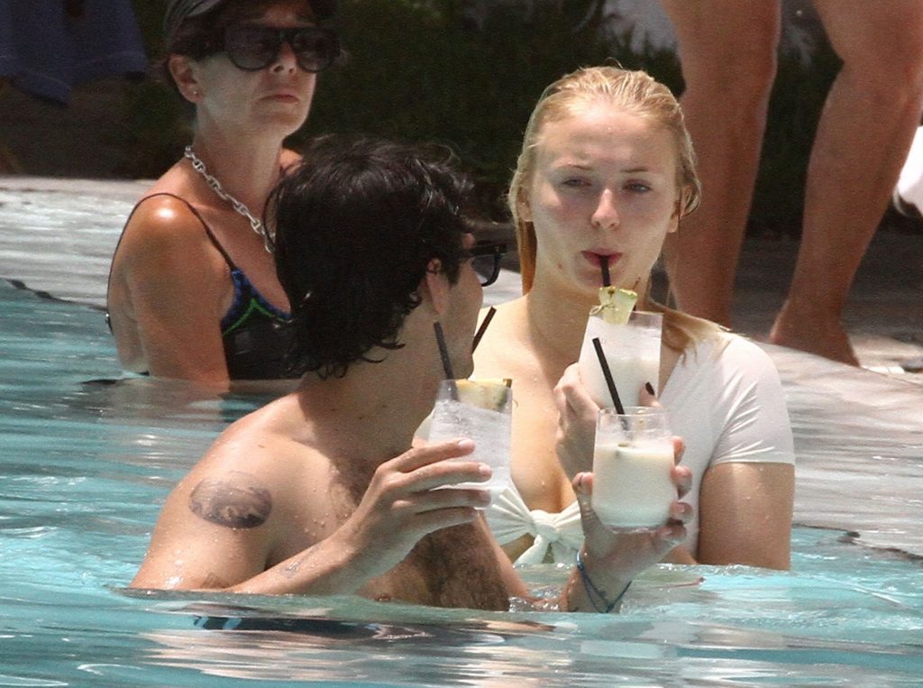 Sophie Turner Happily Making Out with Her BF in the Swimming Pool gallery, pic 10