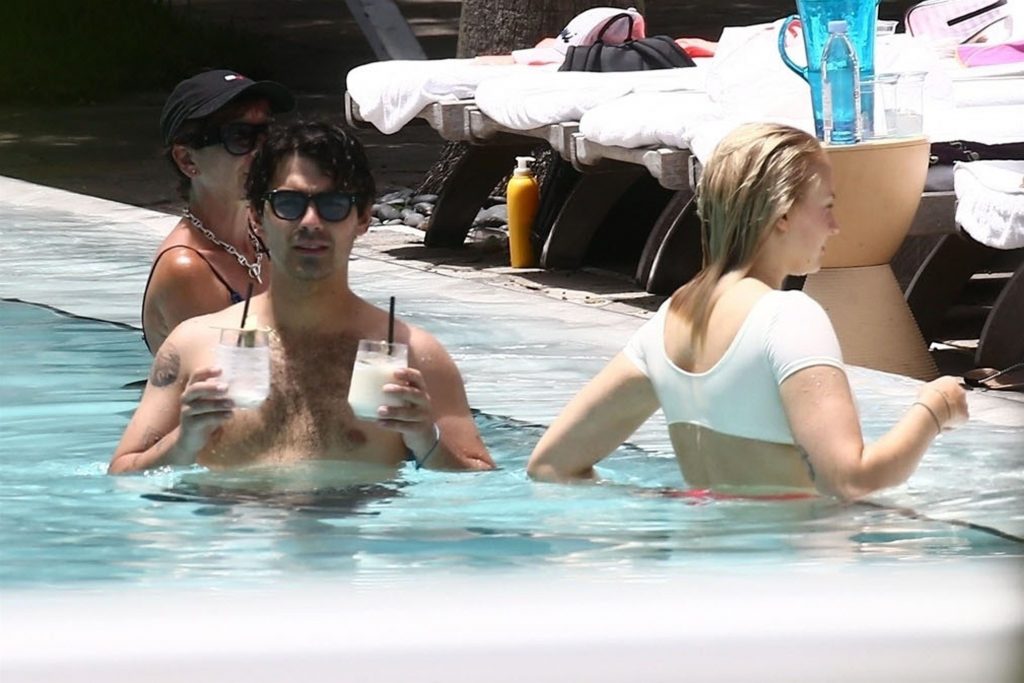 Sophie Turner Happily Making Out with Her BF in the Swimming Pool gallery, pic 112