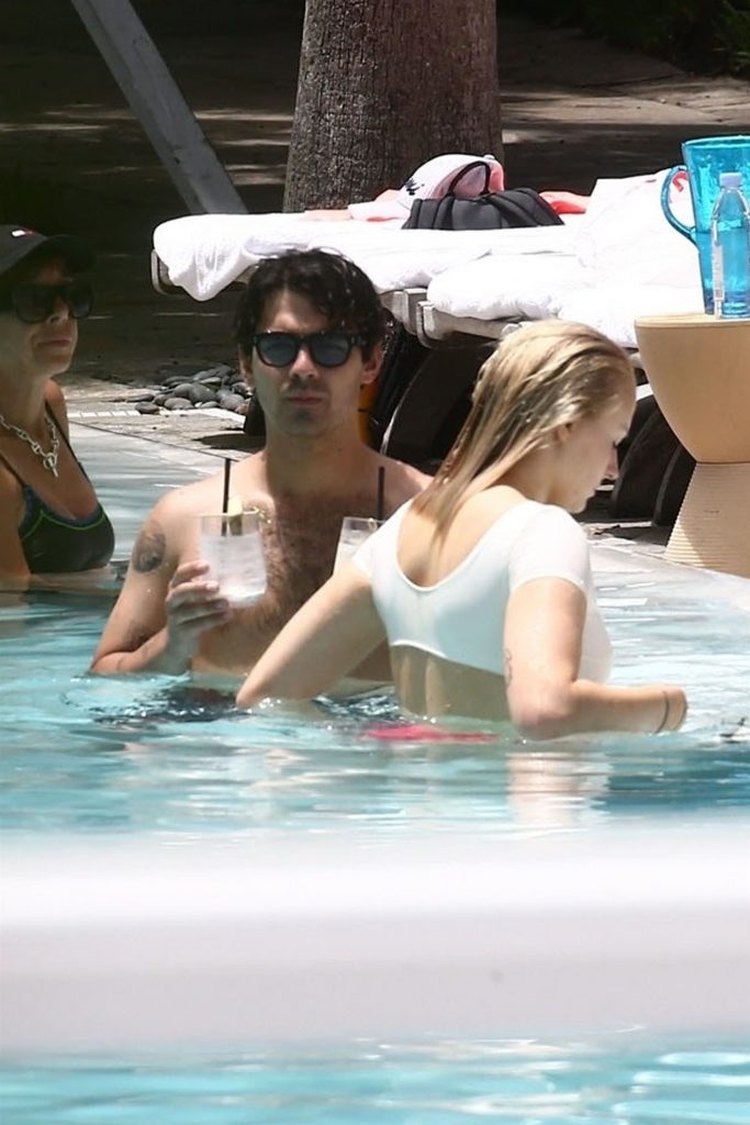 Sophie Turner Happily Making Out with Her BF in the Swimming Pool gallery, pic 114