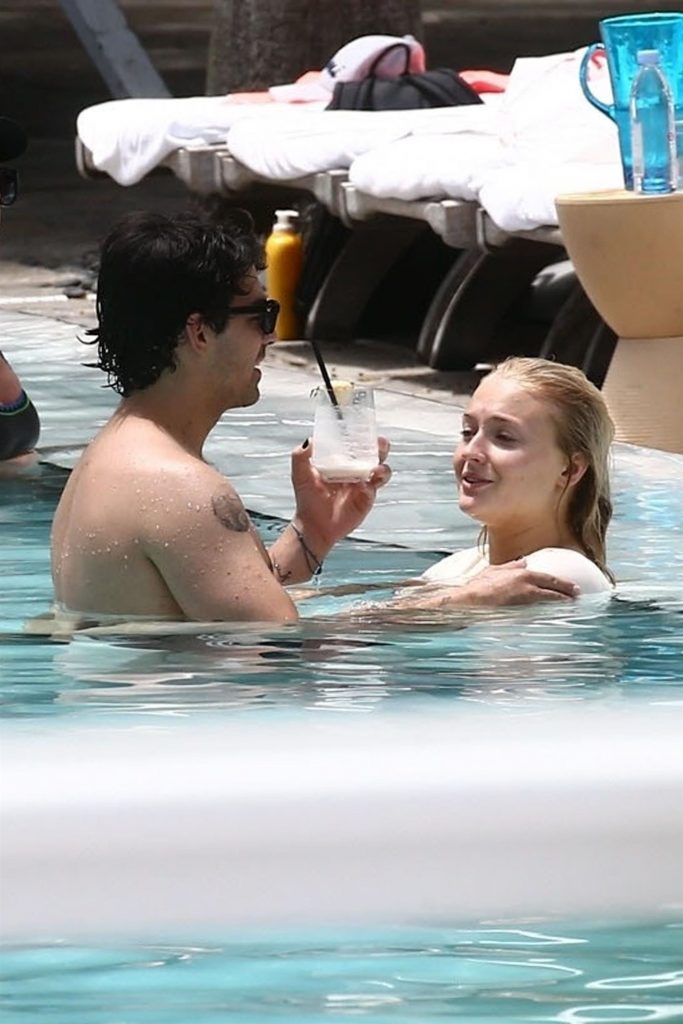 Sophie Turner Happily Making Out with Her BF in the Swimming Pool gallery, pic 116