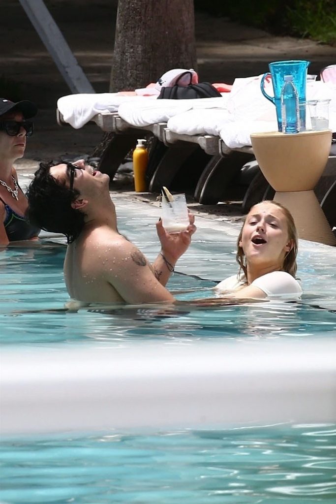 Sophie Turner Happily Making Out with Her BF in the Swimming Pool gallery, pic 118