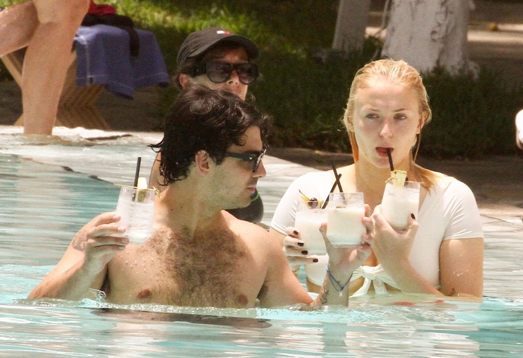 Sophie Turner Happily Making Out with Her BF in the Swimming Pool gallery, pic 12