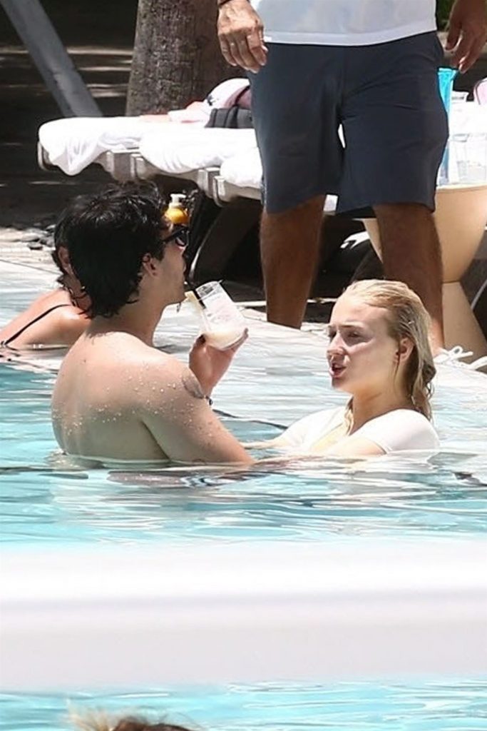 Sophie Turner Happily Making Out with Her BF in the Swimming Pool gallery, pic 120