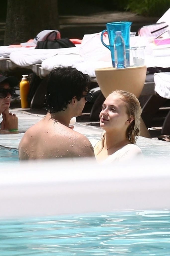 Sophie Turner Happily Making Out with Her BF in the Swimming Pool gallery, pic 124