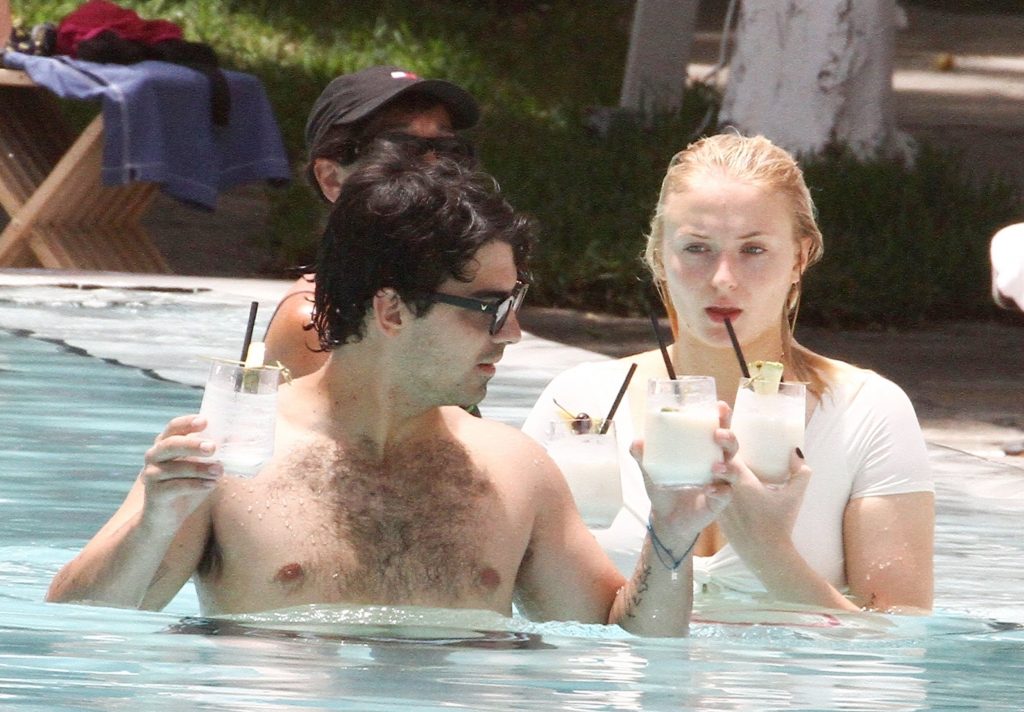 Sophie Turner Happily Making Out with Her BF in the Swimming Pool gallery, pic 14