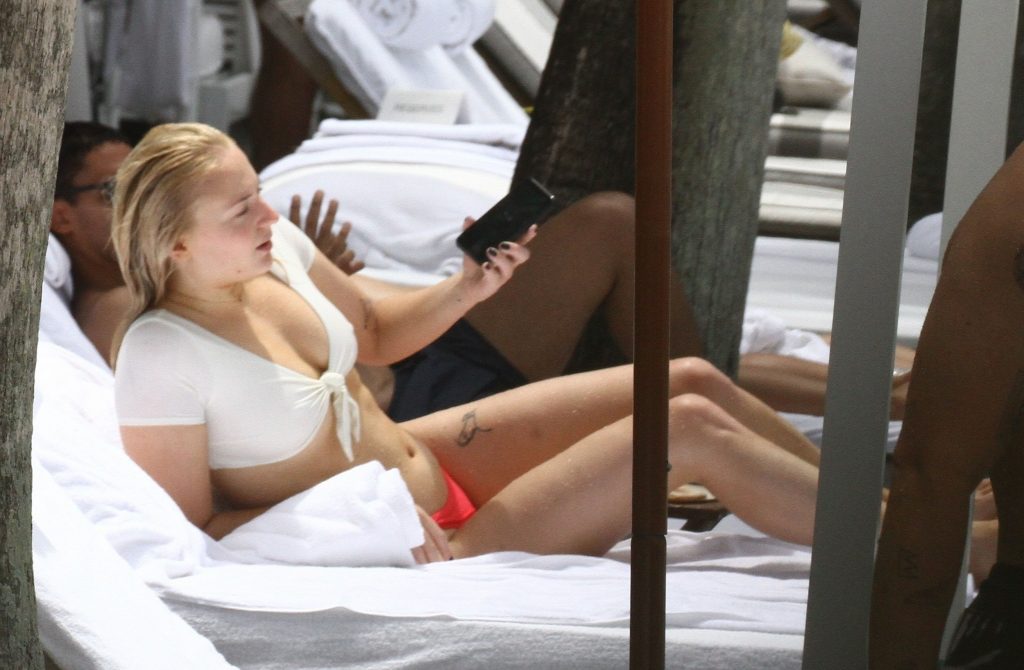 Sophie Turner Happily Making Out with Her BF in the Swimming Pool gallery, pic 16