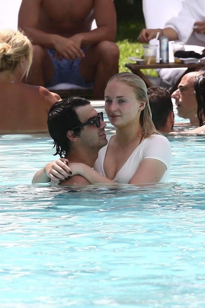 Sophie Turner Happily Making Out with Her BF in the Swimming Pool gallery, pic 18