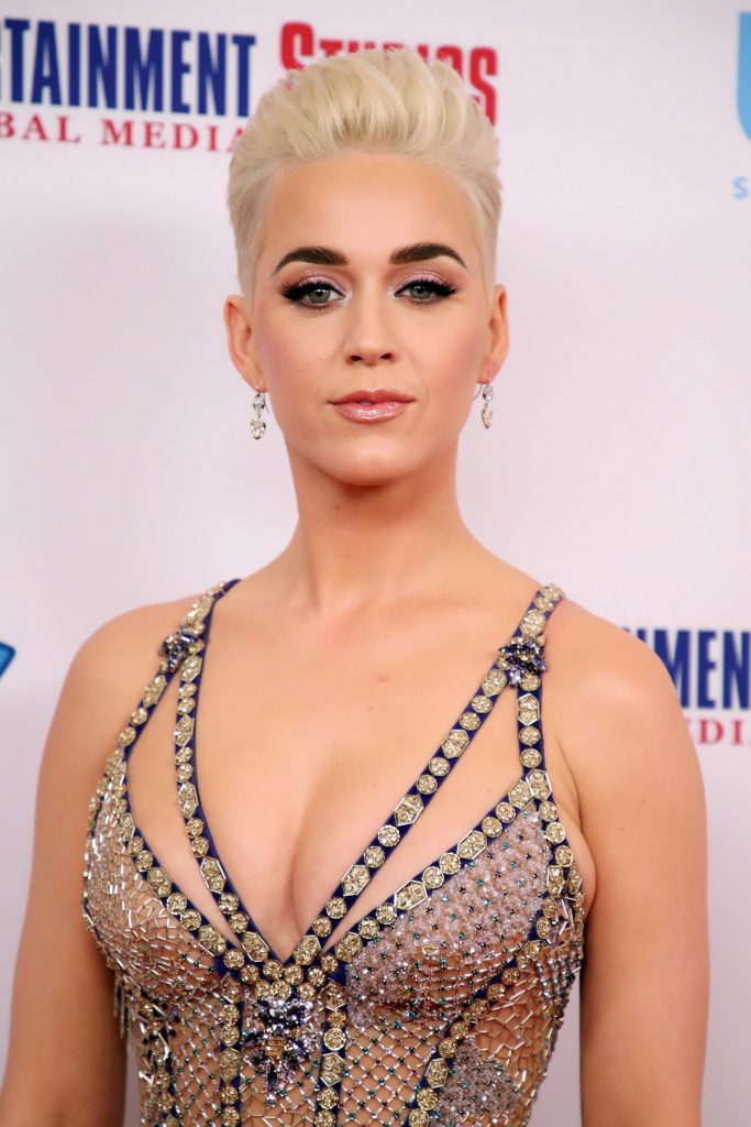 Stunning Blonde Katy Perry Shows Her Beautiful Boobs Once Again gallery, pic 2