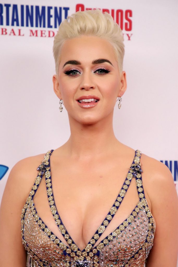 Stunning Blonde Katy Perry Shows Her Beautiful Boobs Once Again gallery, pic 4