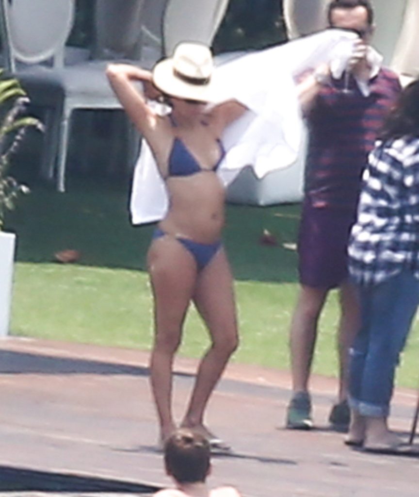 Ravishing Brunette MILF Eva Longoria Looking Hot in a Bikini gallery, pic 10