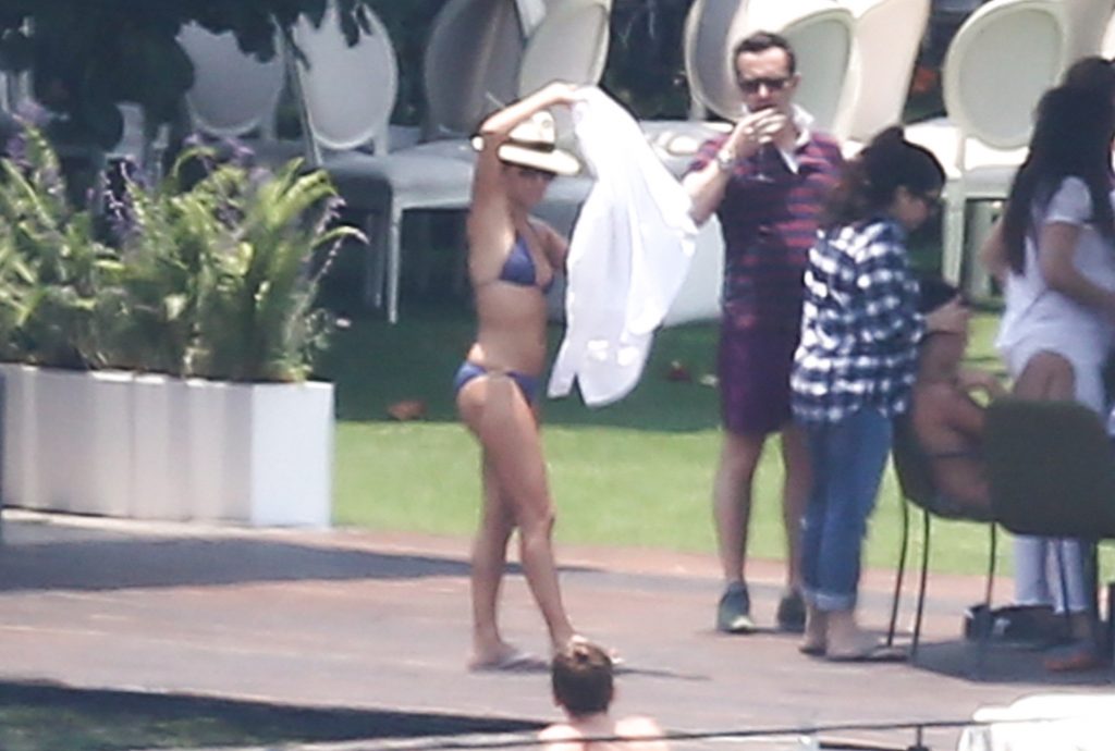 Ravishing Brunette MILF Eva Longoria Looking Hot in a Bikini gallery, pic 14