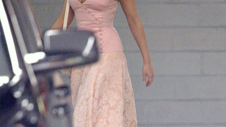 Blonde Beauty Jennifer Lawrence Looks Amazing in a Dress