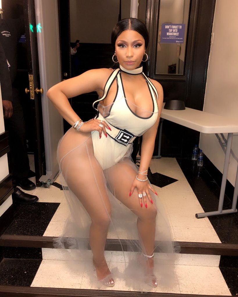 Nicki Minaj Showing Off Her Admirable Booty on the Red Carpet gallery, pic 20