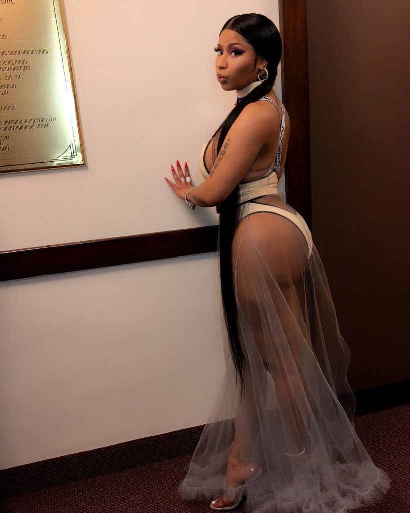 Nicki Minaj Showing Off Her Admirable Booty on the Red Carpet gallery, pic 24