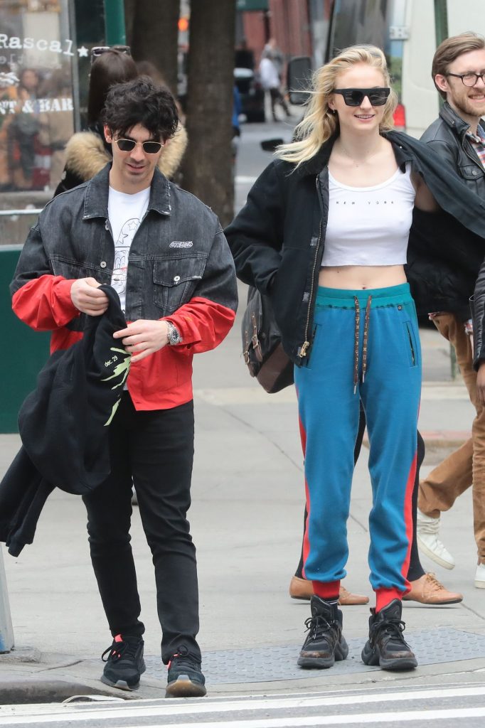 Sophie Turner Shamelessly Showing Her Nipples Out in Public gallery, pic 34