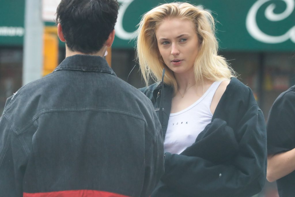 Sophie Turner Shamelessly Showing Her Nipples Out in Public gallery, pic 36