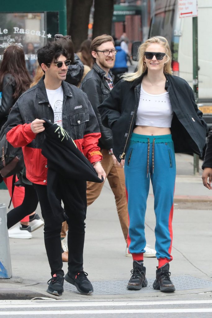 Sophie Turner Shamelessly Showing Her Nipples Out in Public gallery, pic 38