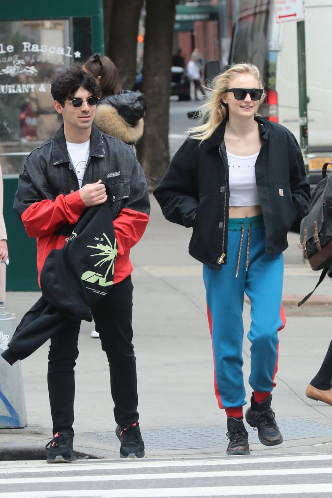 Sophie Turner Shamelessly Showing Her Nipples Out in Public gallery, pic 10