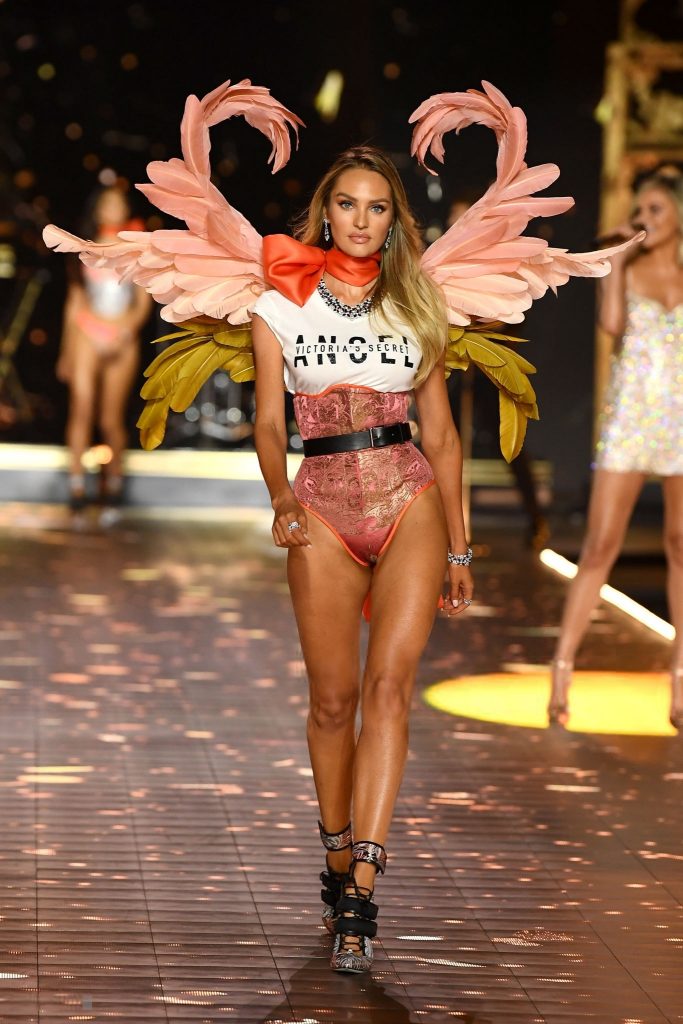 Leggy Blonde Candice Swanepoel Walks the Runway and Looks Hot gallery, pic 2