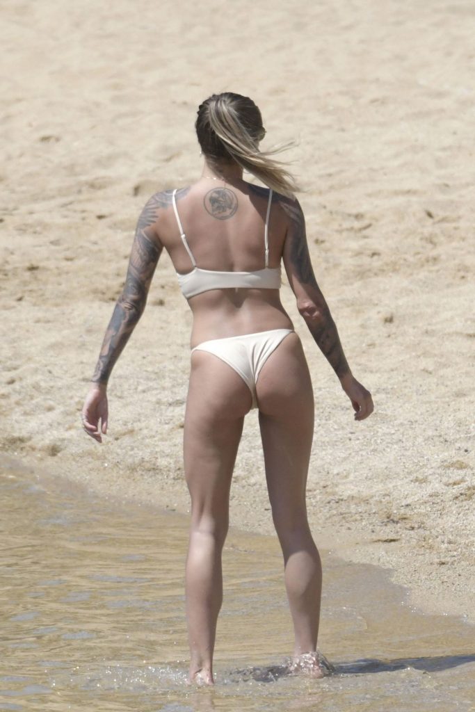 Sexy Sophia Thomalla Making Out with Her Boyfriend in the Water gallery, pic 30