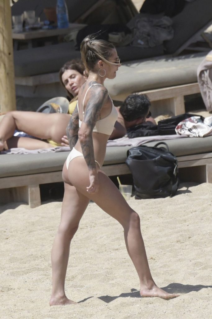 Sexy Sophia Thomalla Making Out with Her Boyfriend in the Water gallery, pic 36