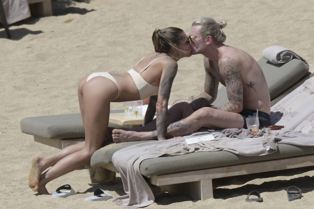 Sexy Sophia Thomalla Making Out with Her Boyfriend in the Water gallery, pic 62
