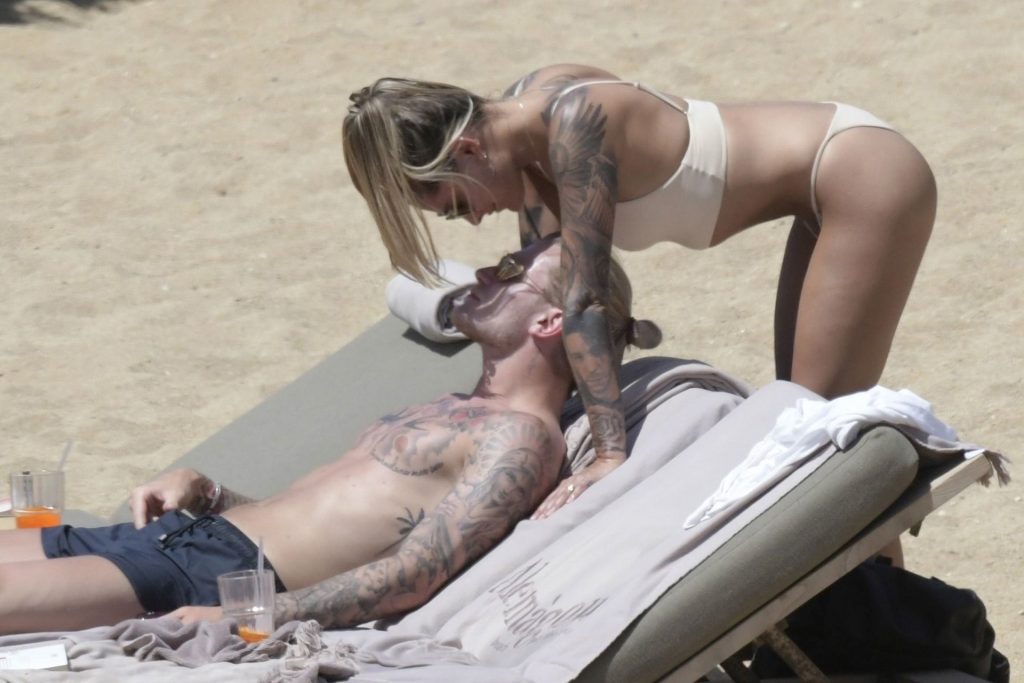 Sexy Sophia Thomalla Making Out with Her Boyfriend in the Water gallery, pic 10