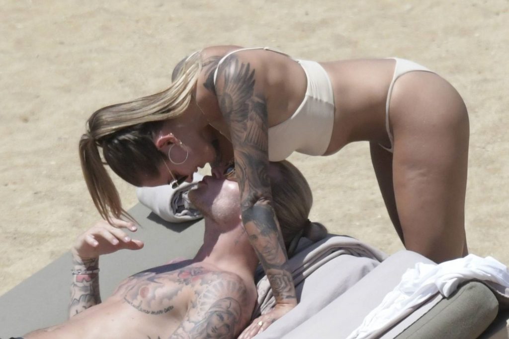 Sexy Sophia Thomalla Making Out with Her Boyfriend in the Water gallery, pic 18