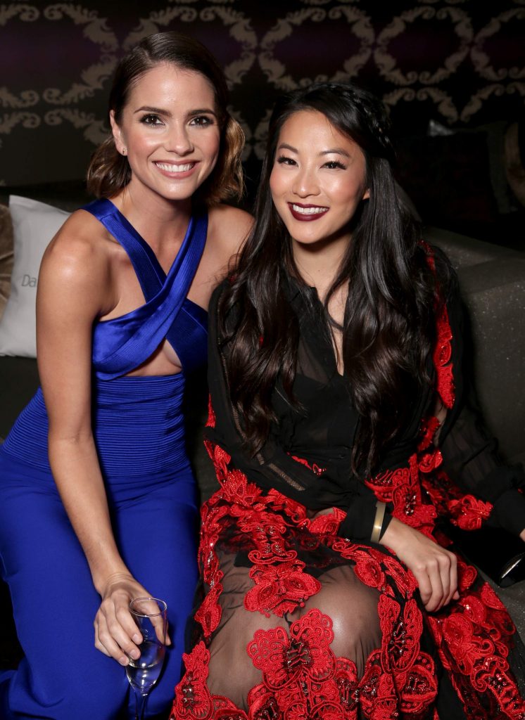 Brunette Shelley Hennig Stuns in a Cleavage-Baring Blue Outfit gallery, pic 6