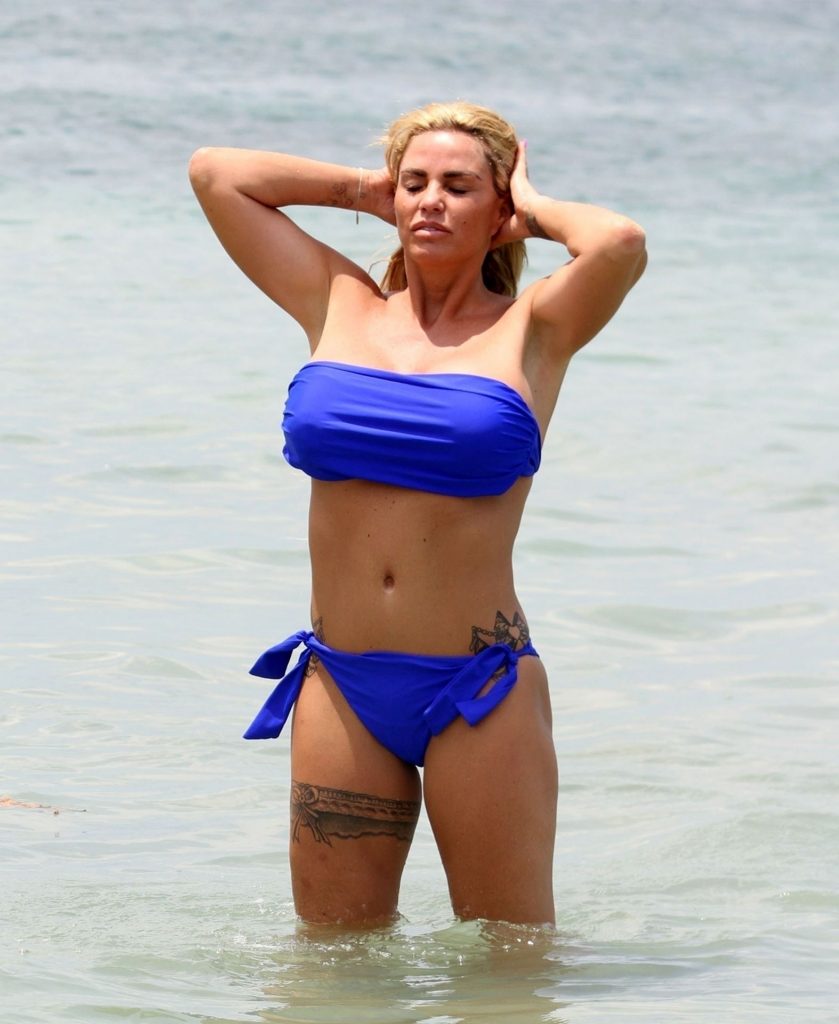 Bikini-Wearing Katie Price Showing Her Passable Body in Turkey gallery, pic 24