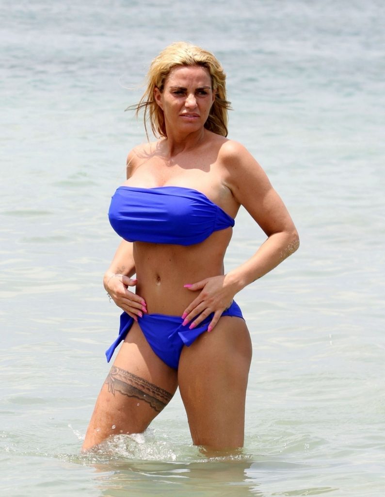 Bikini-Wearing Katie Price Showing Her Passable Body in Turkey gallery, pic 26